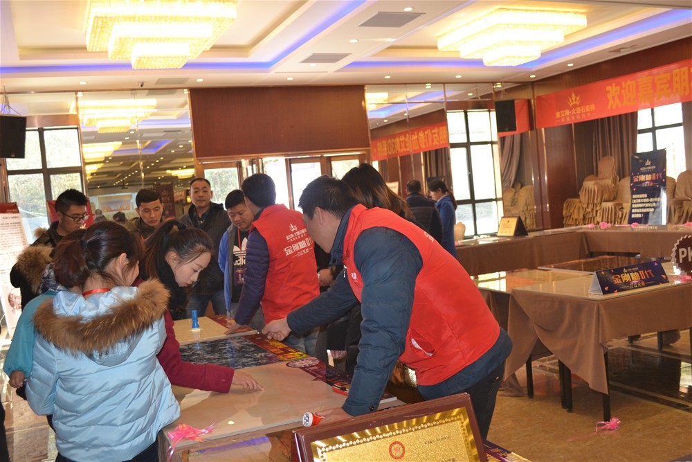 金艾陶瓷磚工作人員為瓷磚代理商朋友詳細介紹金剛釉II代產品