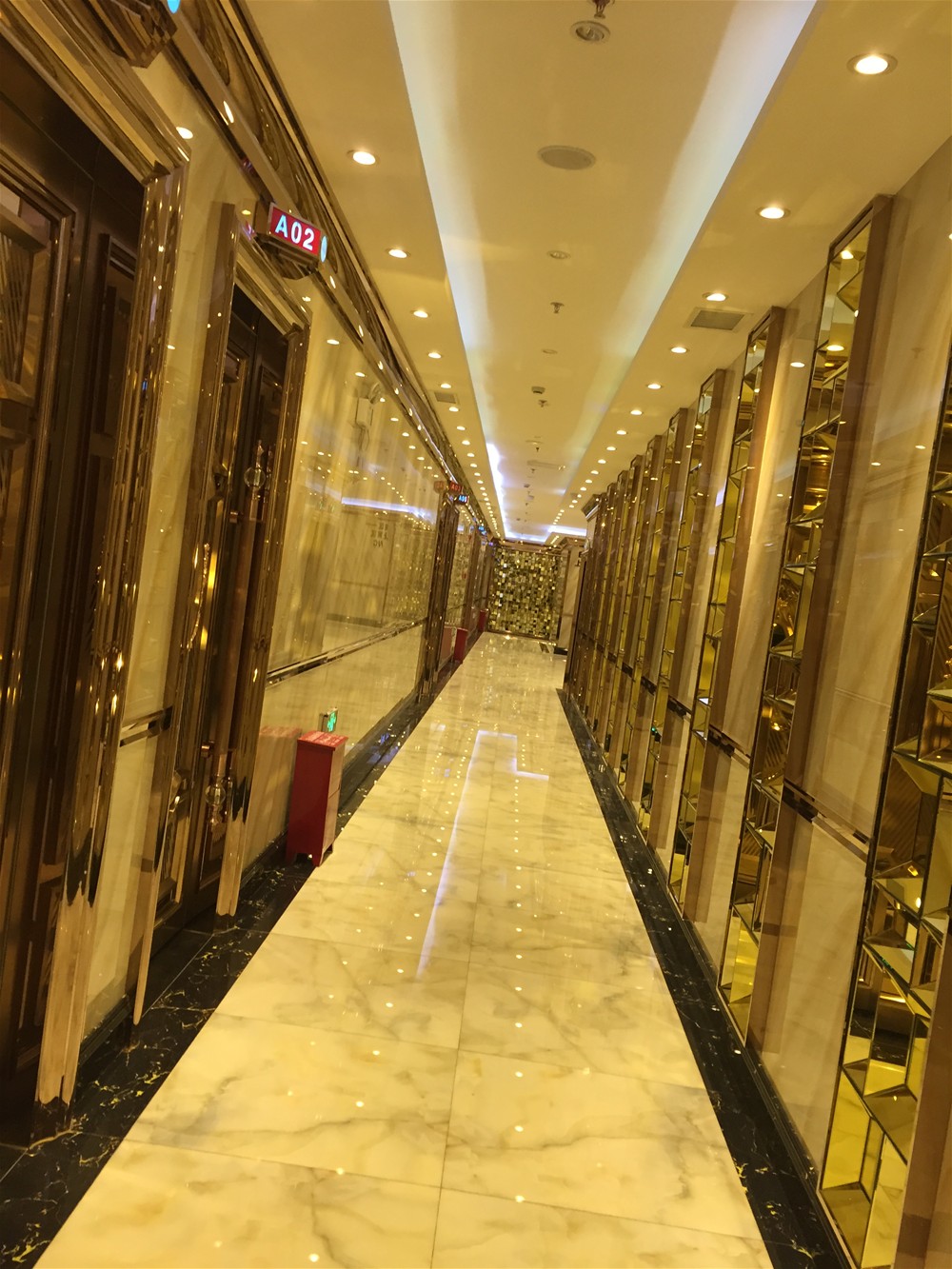 過(guò)道采用金艾陶微晶石 西班牙翡翠玉KWD58001+意大利黑金花KWB58058鋪貼