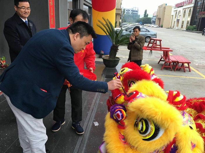 金艾陶瓷磚營銷總經(jīng)理羅勝給獅子點(diǎn)睛