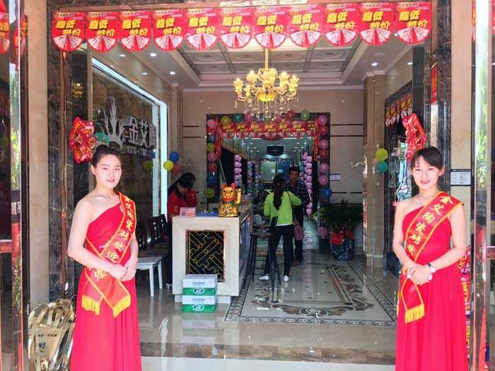 5月27日，在歡快鑼鼓和震撼禮炮的簇擁下，岳陽金艾陶銷售團隊、金艾陶總部營銷總經理羅勝、銷區經理何端武、市場部策劃黃偉以及現場100多名岳陽業主共同見證了金艾陶瓷磚岳陽600平米專賣店耀世開業的歷史性一刻，本次活動吸引了50多位業主成功下單。