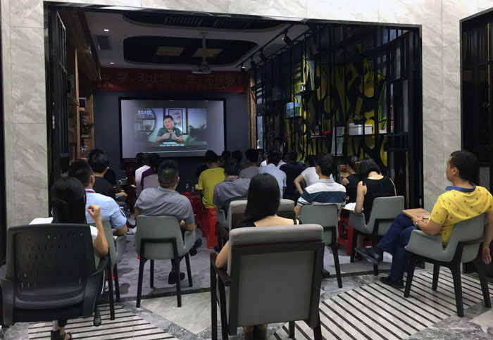 2017年7月1日，陶瓷一線品牌金艾陶瓷磚管理層、銷售精英齊聚總部O2O體驗區(qū)舉行“學(xué)，無止境！生，不停息”學(xué)習(xí)分享會。此次分享會中，與會人員就學(xué)習(xí)《關(guān)鍵對話》進(jìn)行交流與分享，佛山樊登讀書會還派遣了兩位工作人員跟我們分享學(xué)習(xí)心得。