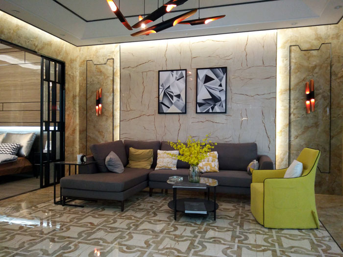 近兩年，仿古磚開始風(fēng)靡市場，到底是什么原因?qū)е碌哪兀恳驗榉鹿糯u的質(zhì)感？還是因為那些老外，特別是發(fā)達國家的歪果仁特別喜歡，果仁們崇洋媚外，跟風(fēng)而行？陶瓷一線品牌金艾陶瓷磚小編為您細細解說哈！