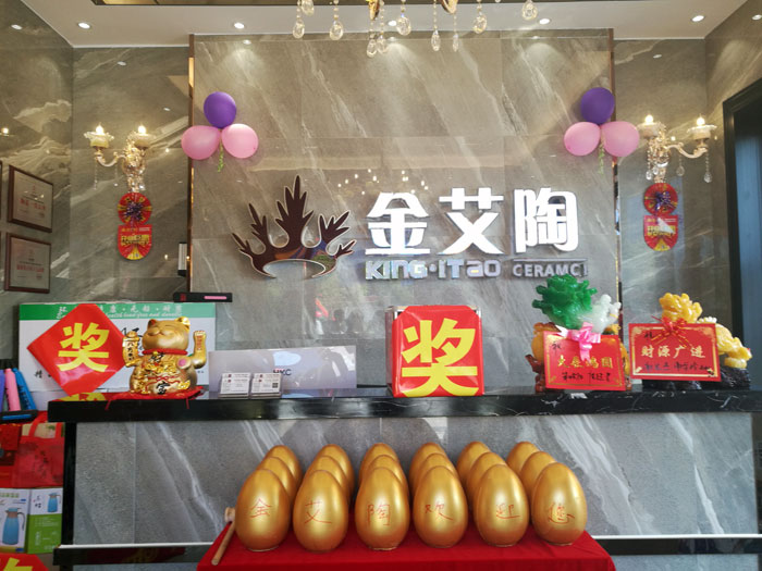 2017年10月1日，陶瓷一線品牌金艾陶瓷磚衡陽店盛裝開業(yè)，這是一場(chǎng)充滿歡呼和雀躍的讓利盛宴。