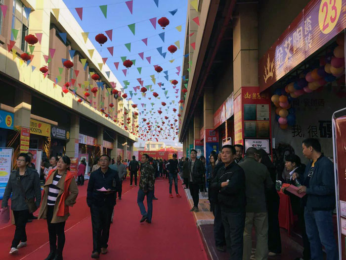 2017年11月5日，百盟光彩建材大市場(chǎng)邀約30家品牌商家聯(lián)合舉辦了本次的家居建材團(tuán)購(gòu)會(huì)，參加活動(dòng)的消費(fèi)者將現(xiàn)場(chǎng)的氛圍不斷推向高潮，金艾陶瓷磚品牌展位無(wú)論人氣、銷售都取得空前成功，彰顯品牌大氣風(fēng)范。