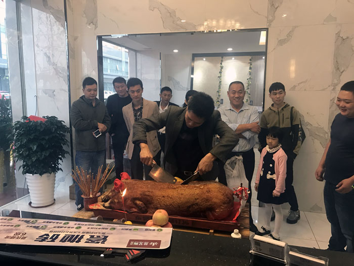 金艾陶瓷磚品牌作為陶瓷一線品牌，近年來(lái)不斷的推出爆款新品，受到眾多消費(fèi)者的喜愛(ài)。2017年11月19日，一群朝氣蓬勃的金艾陶人正在緊張有序的忙碌著，為金艾陶中山古鎮(zhèn)店即將開始的開業(yè)典禮做最后的準(zhǔn)備。  上午10點(diǎn)28分，鑼鼓喧天，掌聲震動(dòng)，金艾陶中山古鎮(zhèn)專賣店迎來(lái)了盛大開業(yè)的良辰吉時(shí)。?