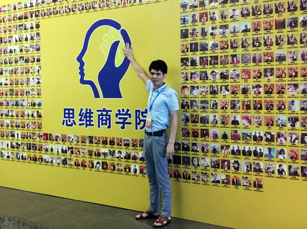 如今,80后已經成長為壯年,逐漸成為各個崗位的重要負責人,因生活的洗禮變得理性而不再沖動。“80后”,他們青春洋溢,在各個崗位上都沖在最前線。“80后”獨具個性和魅力,已然成為各行各業主力軍代表人物。作為80后典型的創業成功代表陶瓷一線品牌 金艾陶瓷磚 龍川總代理吳金星與他的銷售團隊便是其中之一。