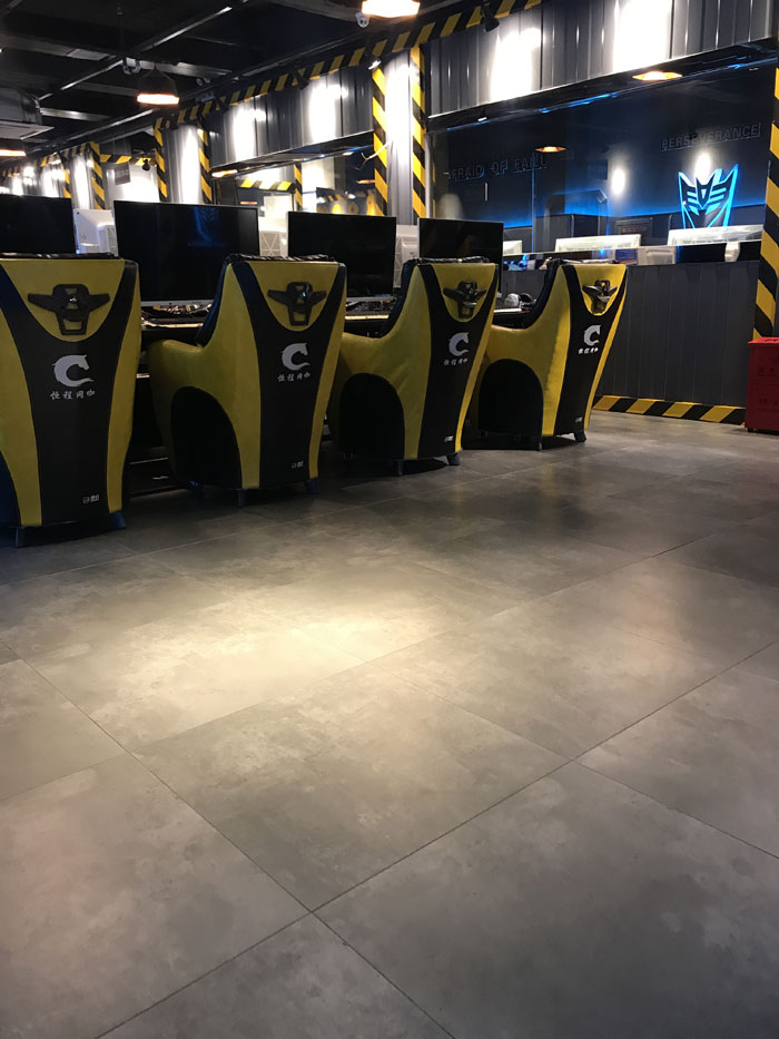 金艾陶現(xiàn)代仿古磚案例:別說了,一起去這個(gè)1000方的網(wǎng)咖開黑!