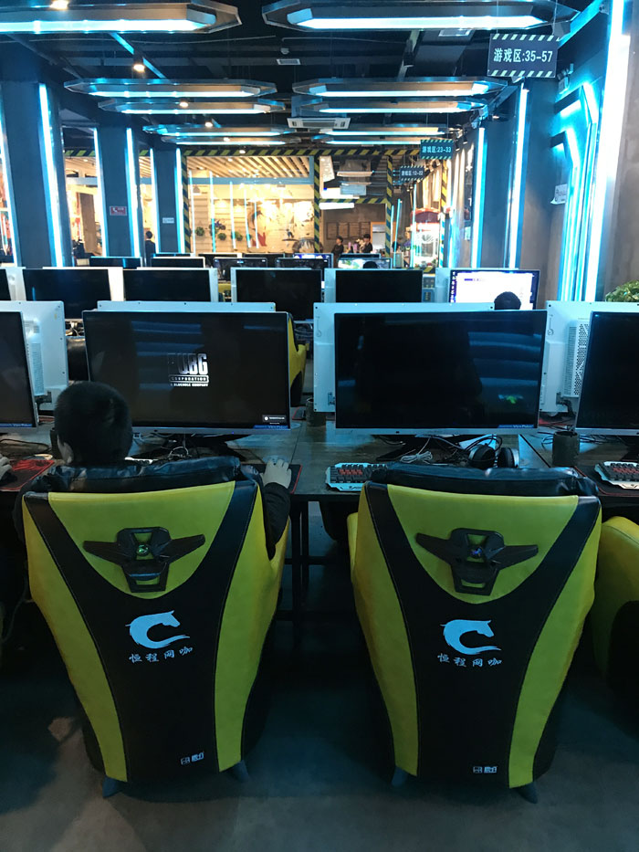 金艾陶現(xiàn)代仿古磚案例:別說了,一起去這個(gè)1000方的網(wǎng)咖開黑!