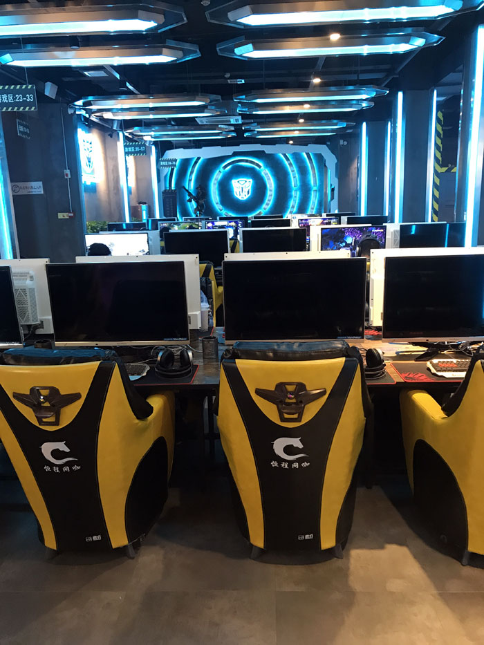 金艾陶現(xiàn)代仿古磚案例:別說了,一起去這個(gè)1000方的網(wǎng)咖開黑!