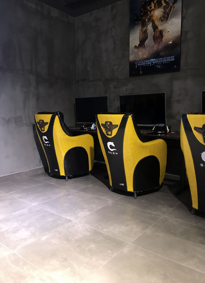 金艾陶現(xiàn)代仿古磚案例:別說了,一起去這個(gè)1000方的網(wǎng)咖開黑!