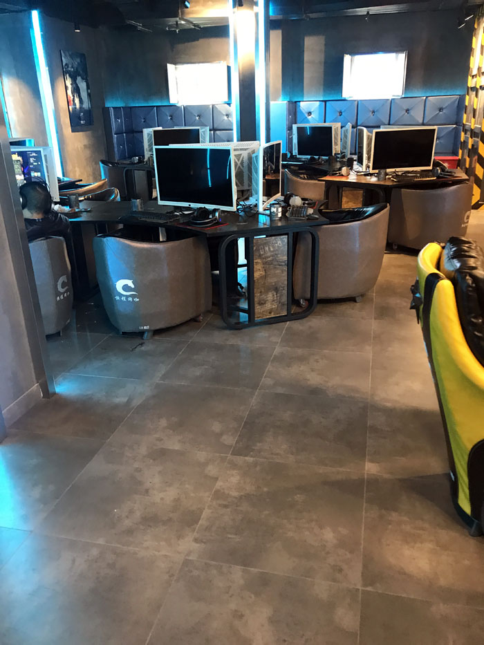 金艾陶現(xiàn)代仿古磚案例:別說了,一起去這個(gè)1000方的網(wǎng)咖開黑!