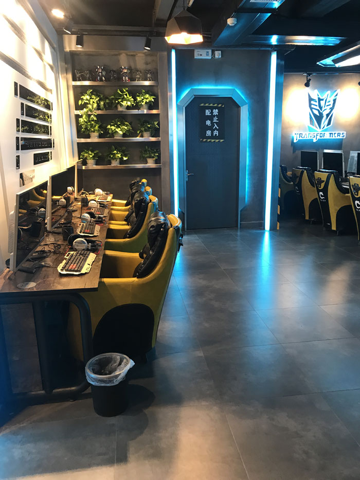 金艾陶現(xiàn)代仿古磚案例:別說了,一起去這個(gè)1000方的網(wǎng)咖開黑!