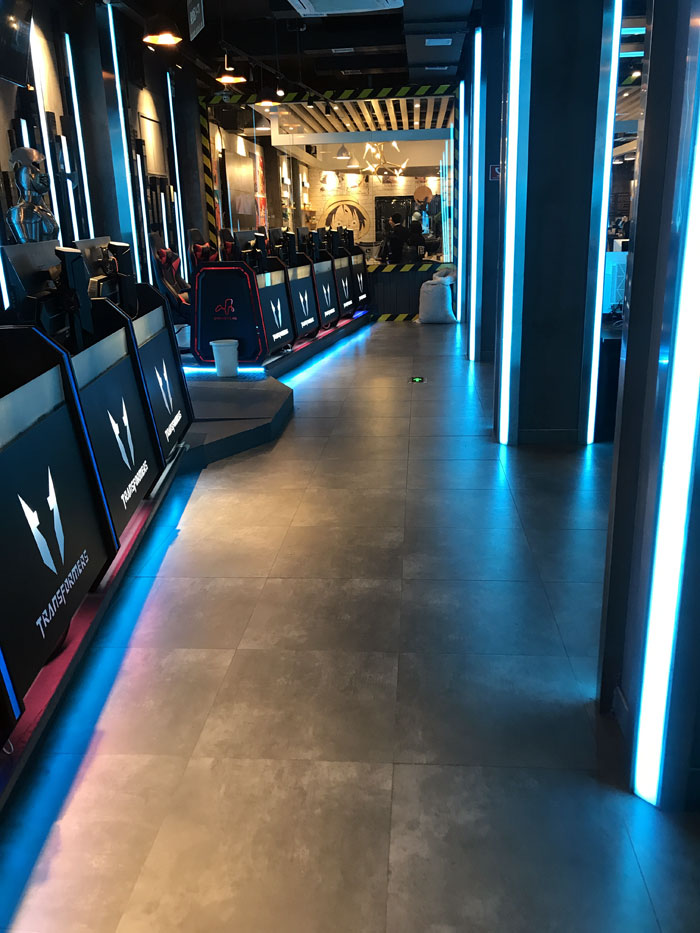 金艾陶現(xiàn)代仿古磚案例:別說了,一起去這個(gè)1000方的網(wǎng)咖開黑!